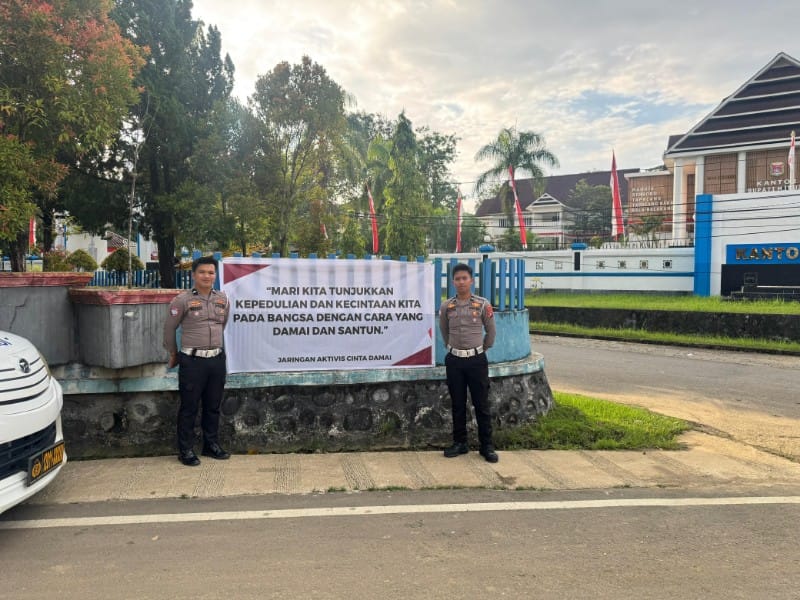 Ajak Masyarakat Jaga Kedamaian, Ditlantas Polda Sulbar Tebar Spanduk Non Anarkisme
