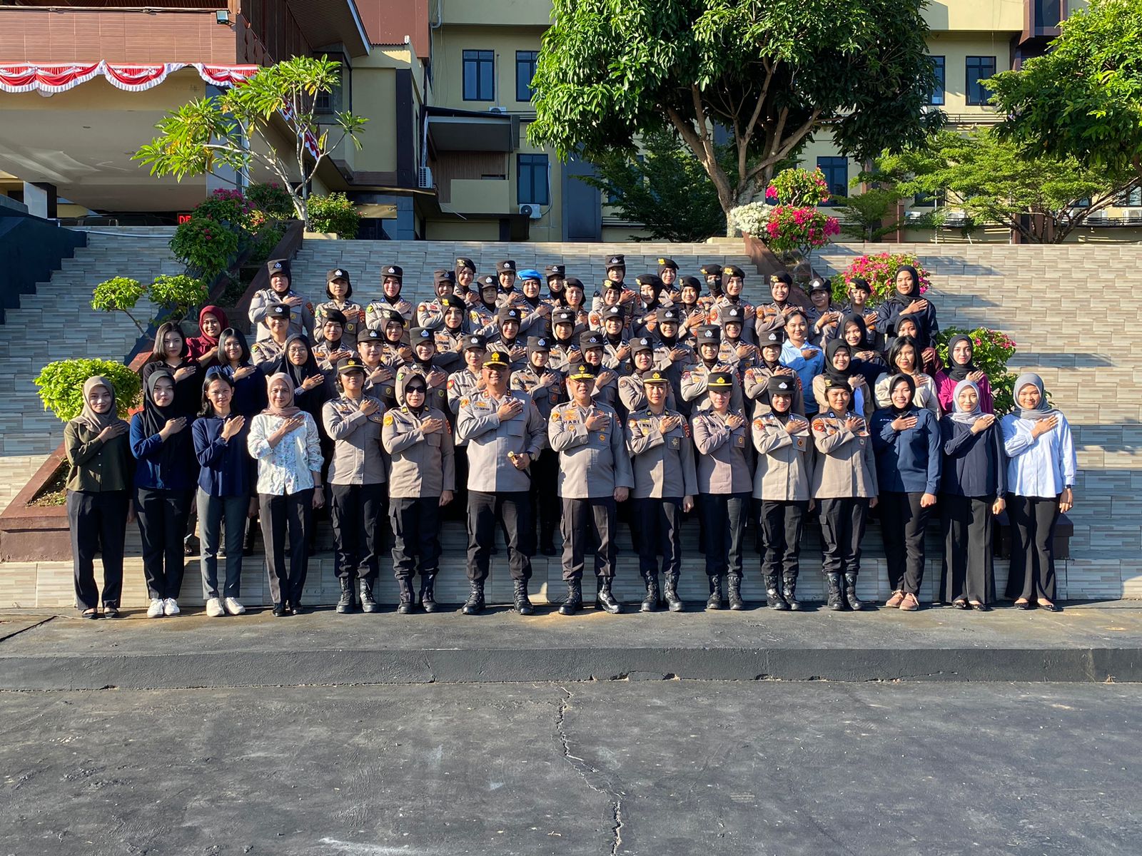 Lewat Lagu Ciptaannya, Kapolda Sulbar Beri Kejutan Spesial di Hari Jadi Polwan ke-77