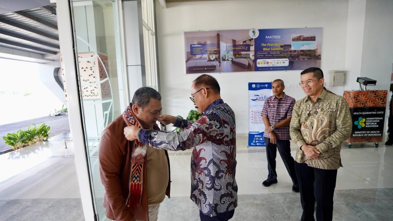 Gubernur Sulbar Jemput Langsung Fathan Subchi di Bandara Tampa Padang Mamuju