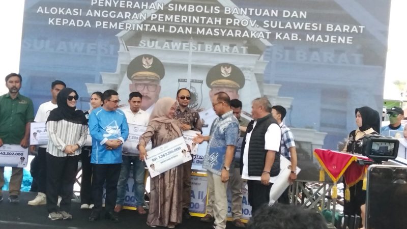 Gubernur Sulbr Serahkan Bantuan Rp1,23 Miliar untuk Jaminan Kesehatan 3.644 Jiwa di Majene