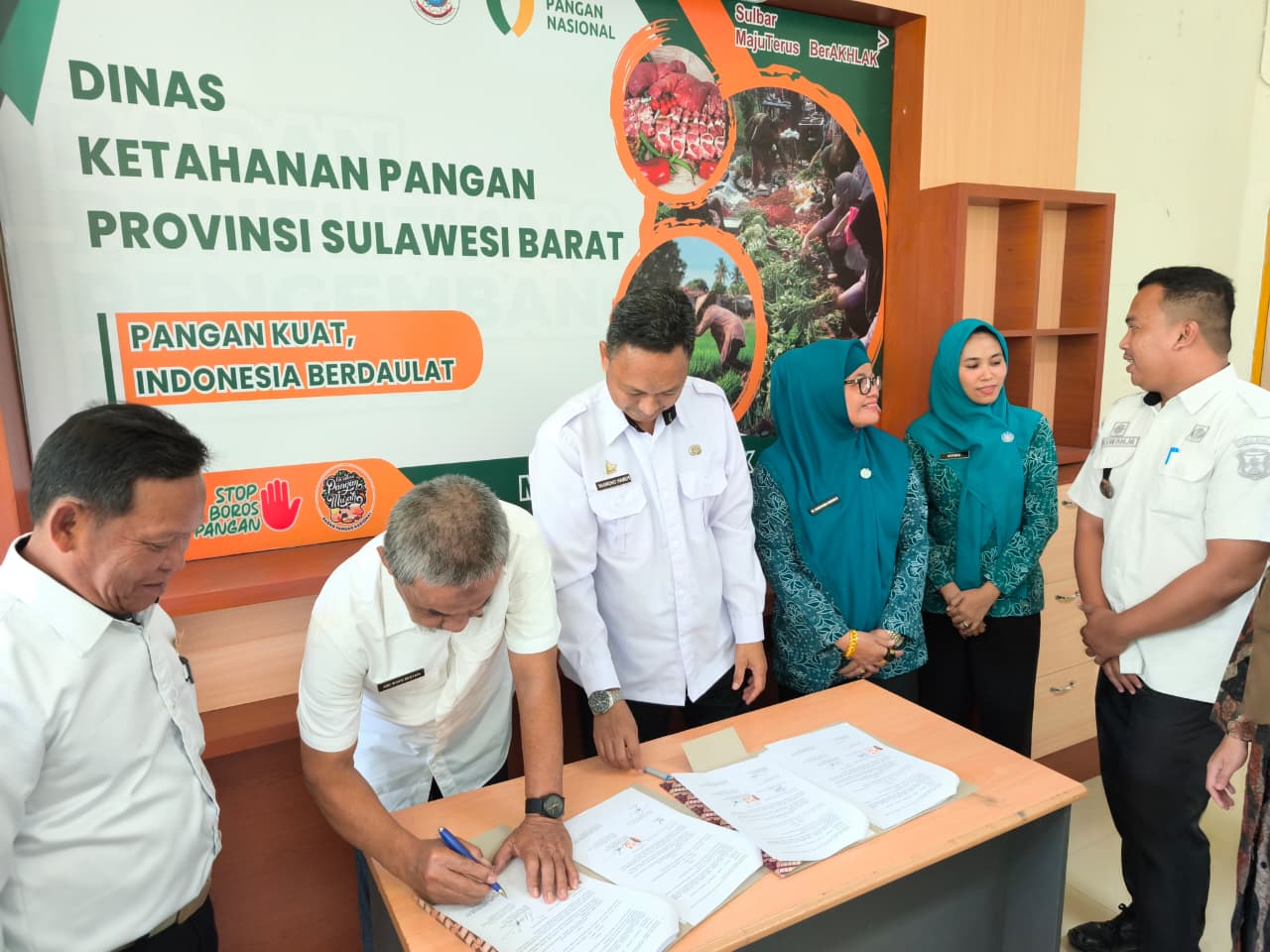 Kadis Ketapang Sulbar Lakukan Penandatanganan MoU Pemberian Makan B2SA di Mamuju