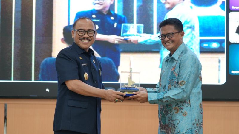 Gubernur SDK Kukuhkan DPW AAIPI Sulbar Periode 2025-2028