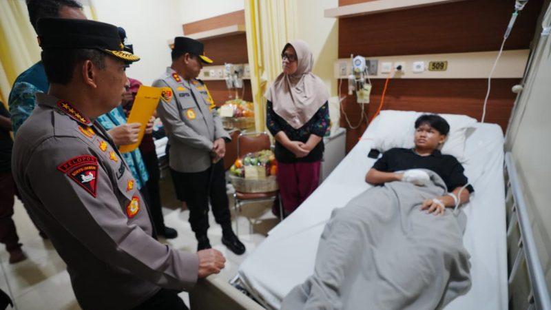 Kapolri Listyo Sigit Kunjungi Korban Ledakan SMAN 72 di RSI Cempaka Putih