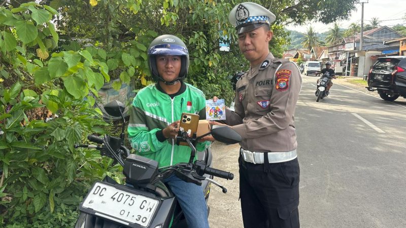 Subdit Kamsel Polda Sulbar Bagi-Bagi Stiker dan Snack, Ingatkan Zebra Marano 2025
