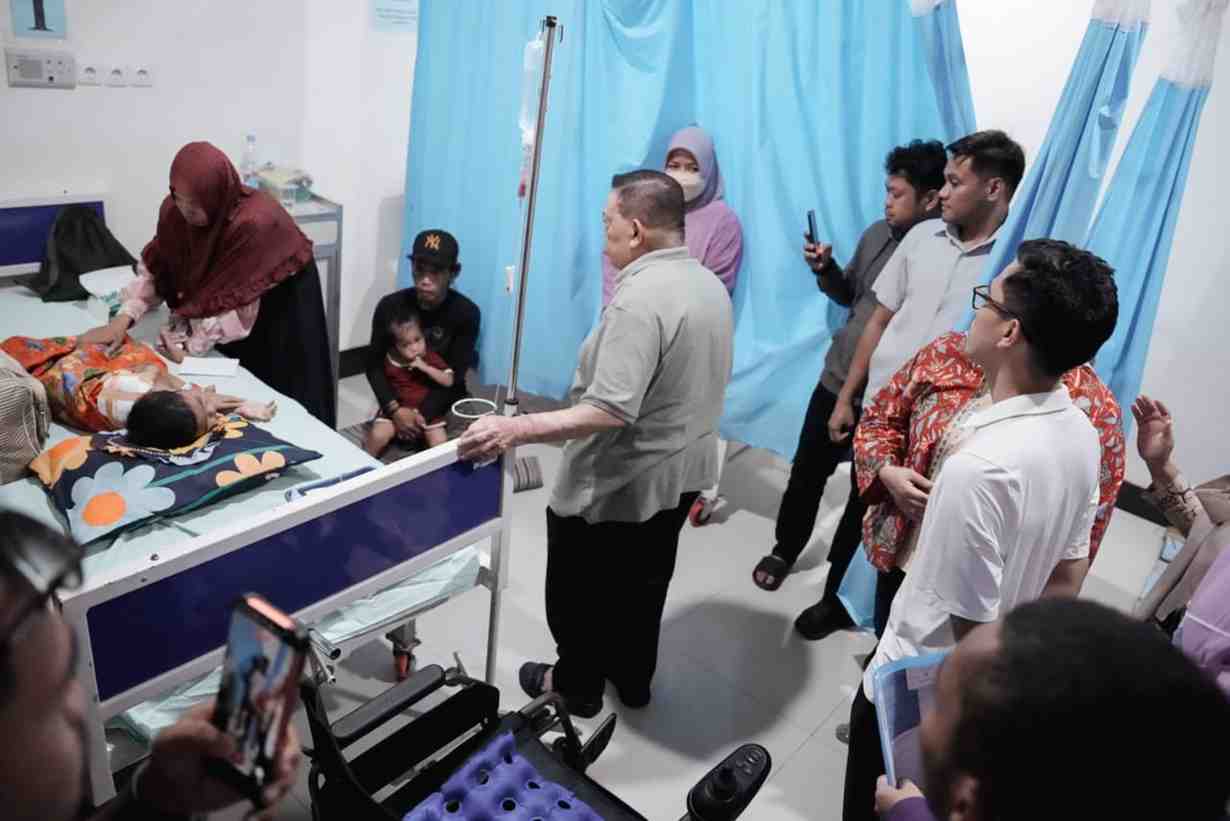 Wagub Sulbar Jenguk Remaja Pengidap Tumor di Mamuju, Bantu Rujukan ke Makassar