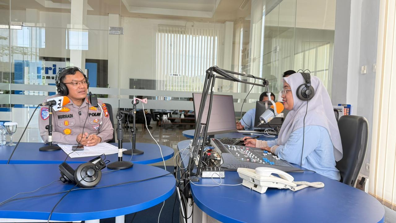 Dialog Interaktif di Studio RRI Mamuju, Dirlantas Polda Sulbar Gaungkan Tertib Helm