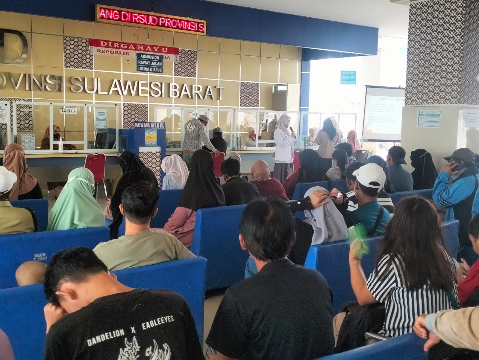 Dokter Spesialis Gizi RSUD Sulbar Beri Edukasi Gizi Seimbang di Ruang Tunggu Pasien