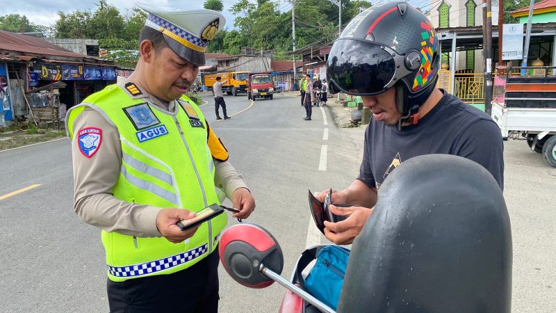 Petugas Ajak Tertib dan Selamat Berkendara saat Operasi Keselamatan di Depan Gerbang Terminal Simbuang