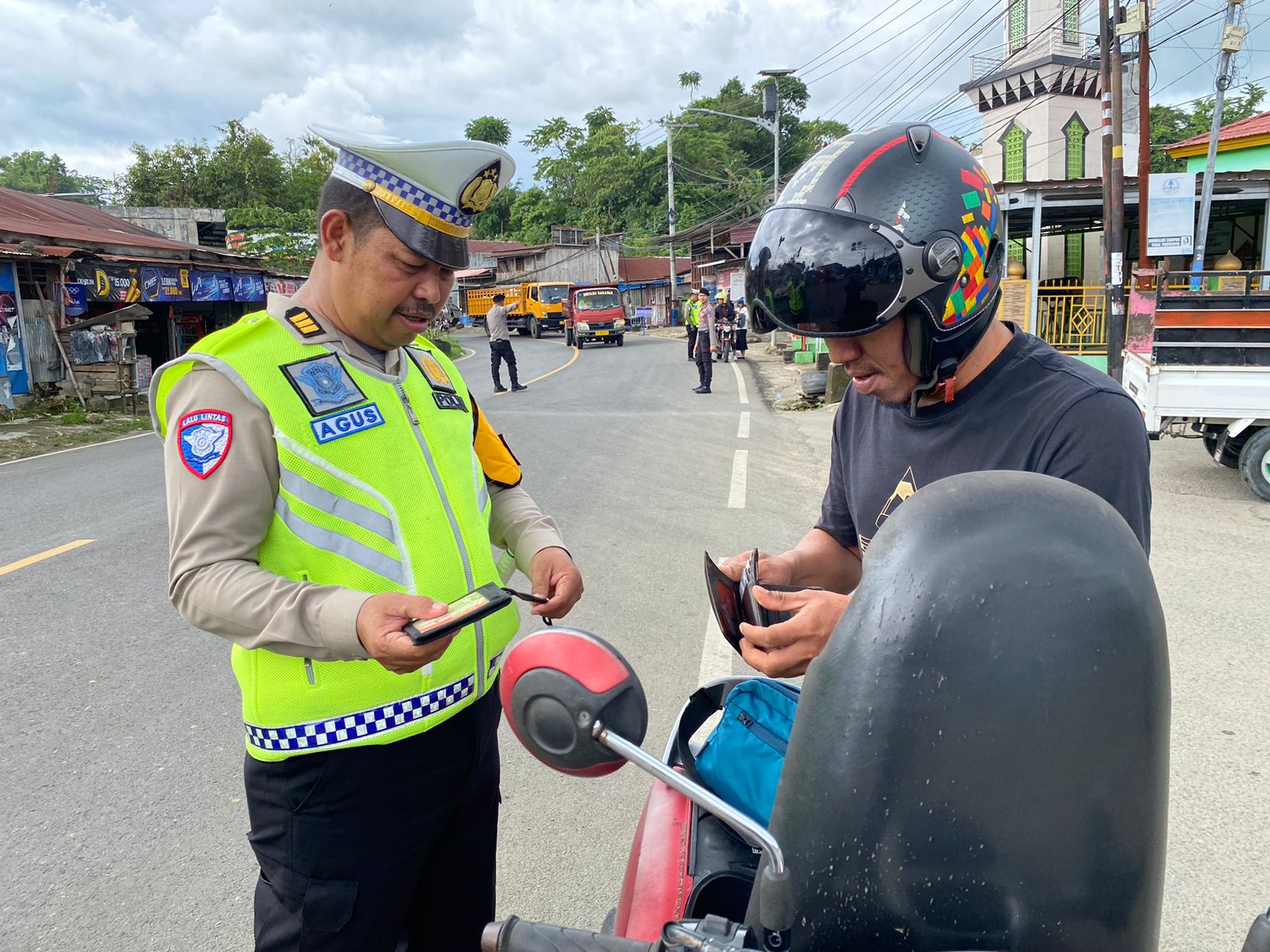 Petugas Ajak Tertib dan Selamat Berkendara saat Operasi Keselamatan di Depan Gerbang Terminal Simbuang