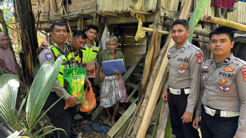 Ditlantas Polda Sulbar Sambangi Kakek Rasil di Polman Lewat Program Polantas Mappatulung