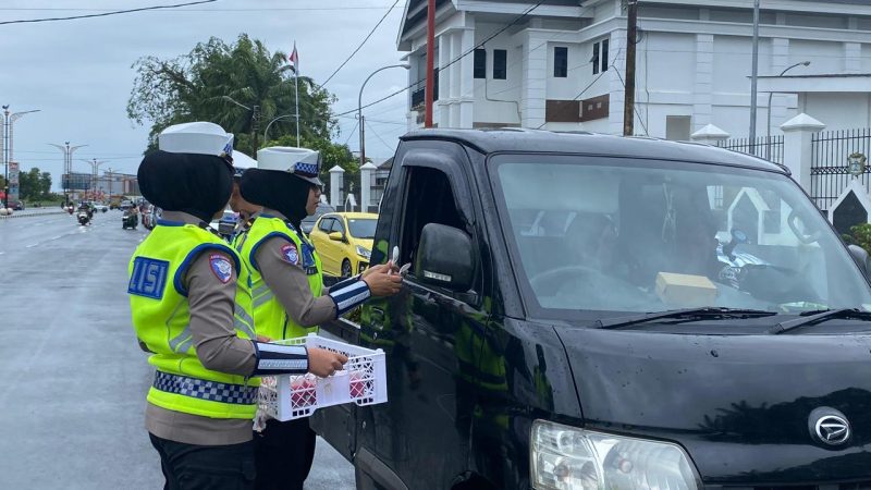 Ditlantas Polda Sulbar Bagi-bagi Takjil dan Ajak Pengendara Tetap Tertib Berkendara