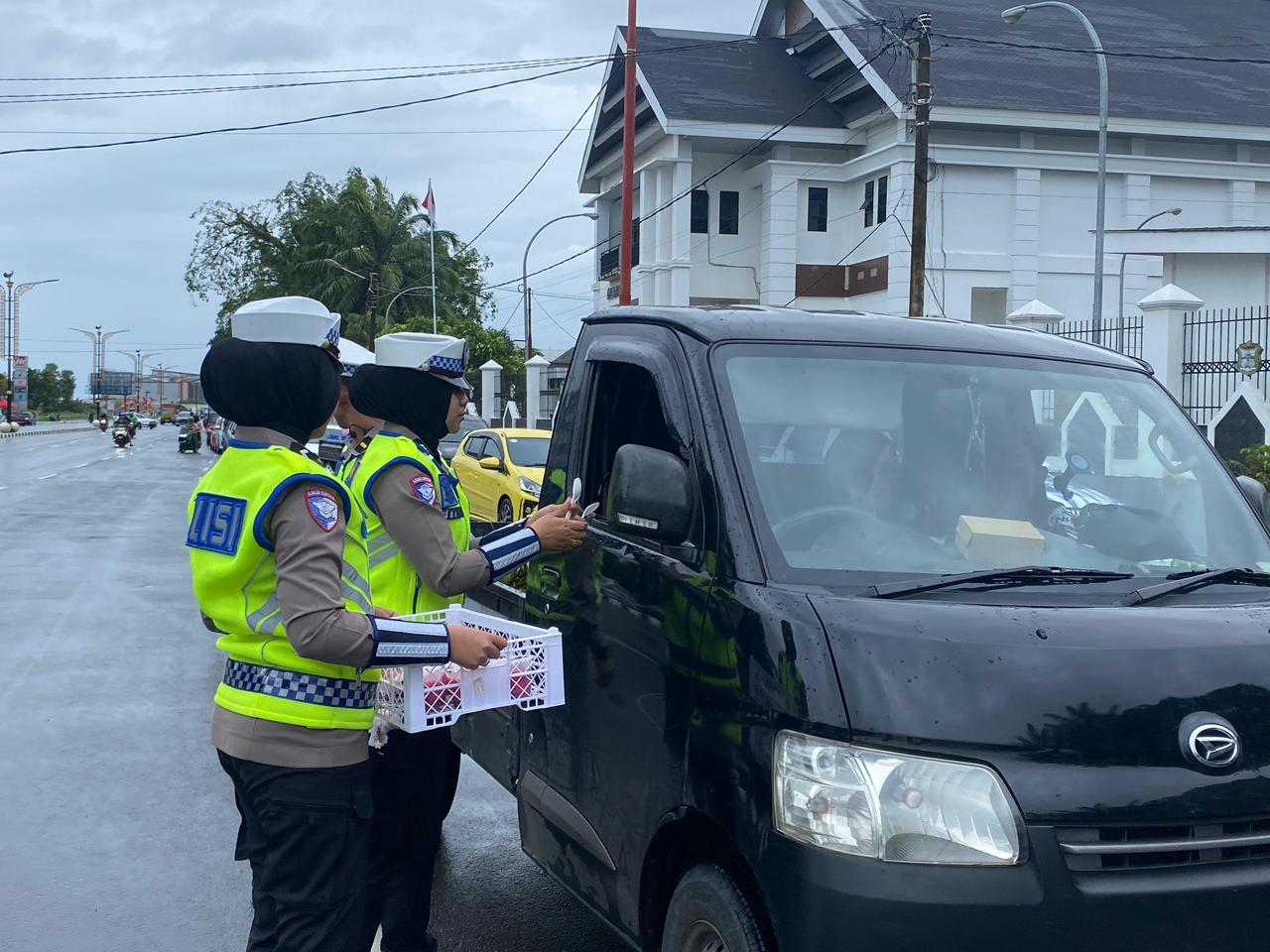 Ditlantas Polda Sulbar Bagi-bagi Takjil dan Ajak Pengendara Tetap Tertib Berkendara