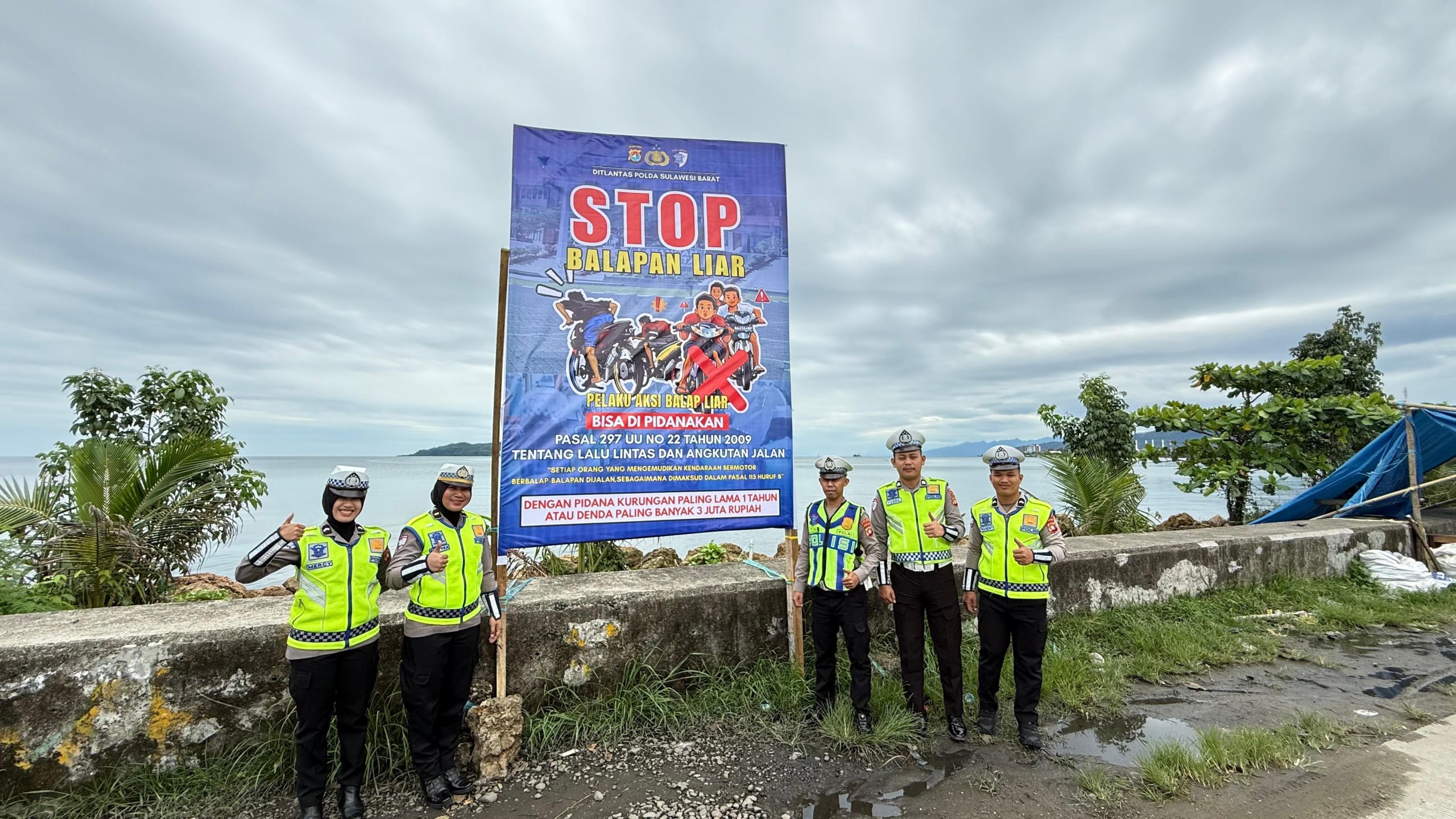 Ditlantas Polda Sulbar Pasang Himbauan Tata Tertib Berlalu Lintas dan Stop Balap Liar