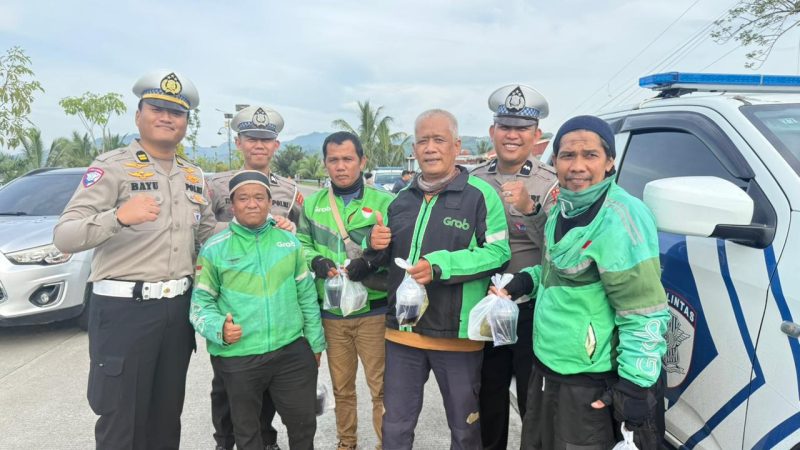 Gandeng Komunitas Ojol, Ditlantas Polda Sulbar Bagi Takjil dan Tebarkan Pesan Keselamatan