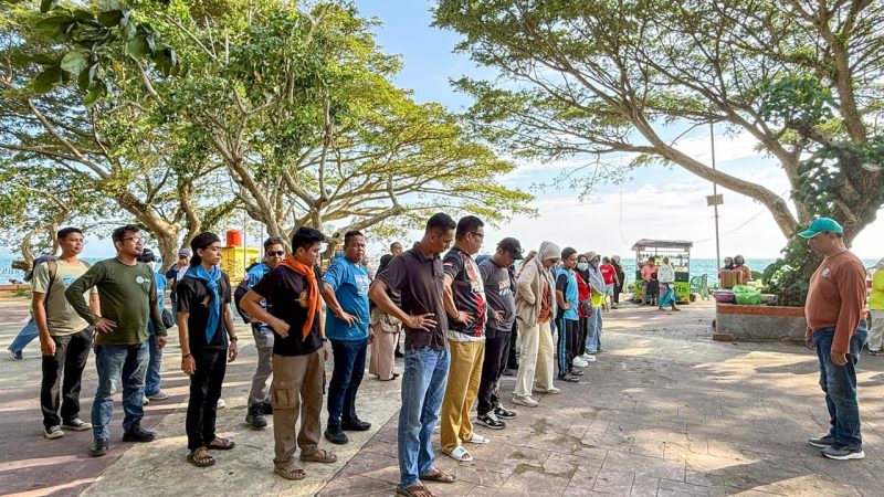 DLHK Sulbar Gelar Korvei Aksi Bersih “Ramadhan Minim Sampah” di Pantai Bahari Polman