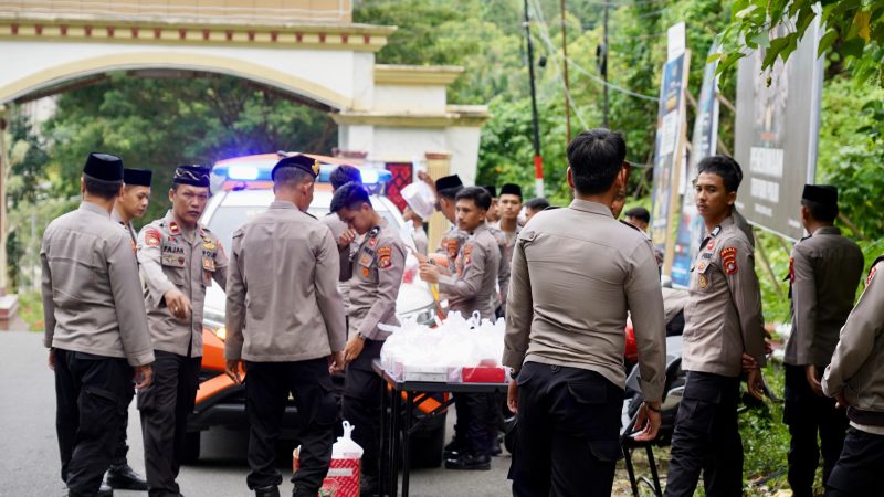 DitPamObvit Polda Sulbar Bagi-Bagi Takjil, Jembatan Silaturahmi dengan Masyarakat