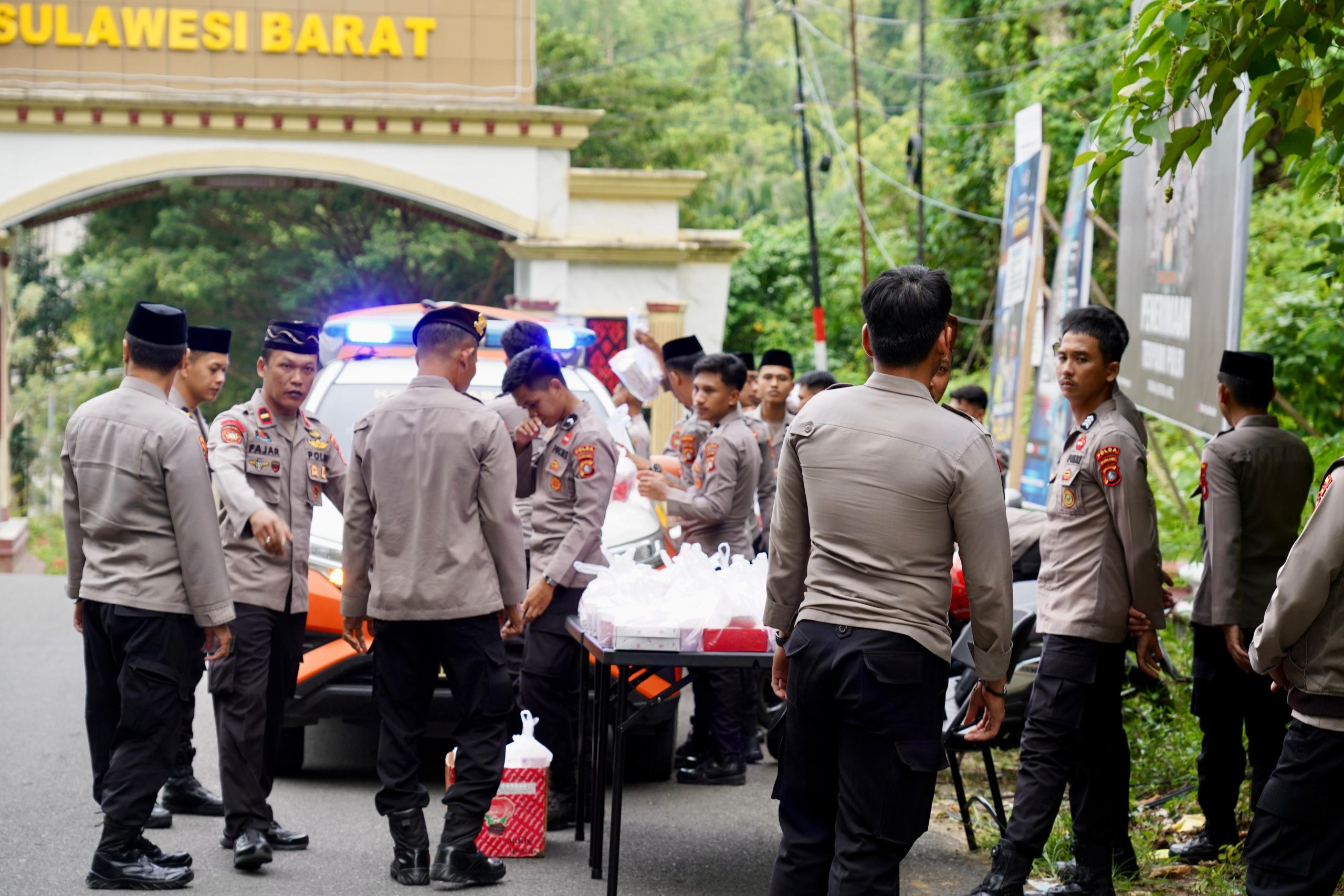 DitPamObvit Polda Sulbar Bagi-Bagi Takjil, Jembatan Silaturahmi dengan Masyarakat