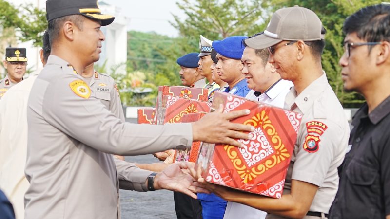 Apresiasi dan Sentuhan Kebahagiaan Bulan Ramadan, Kapolda Sulbar Bagikan Bingkisan Lebaran