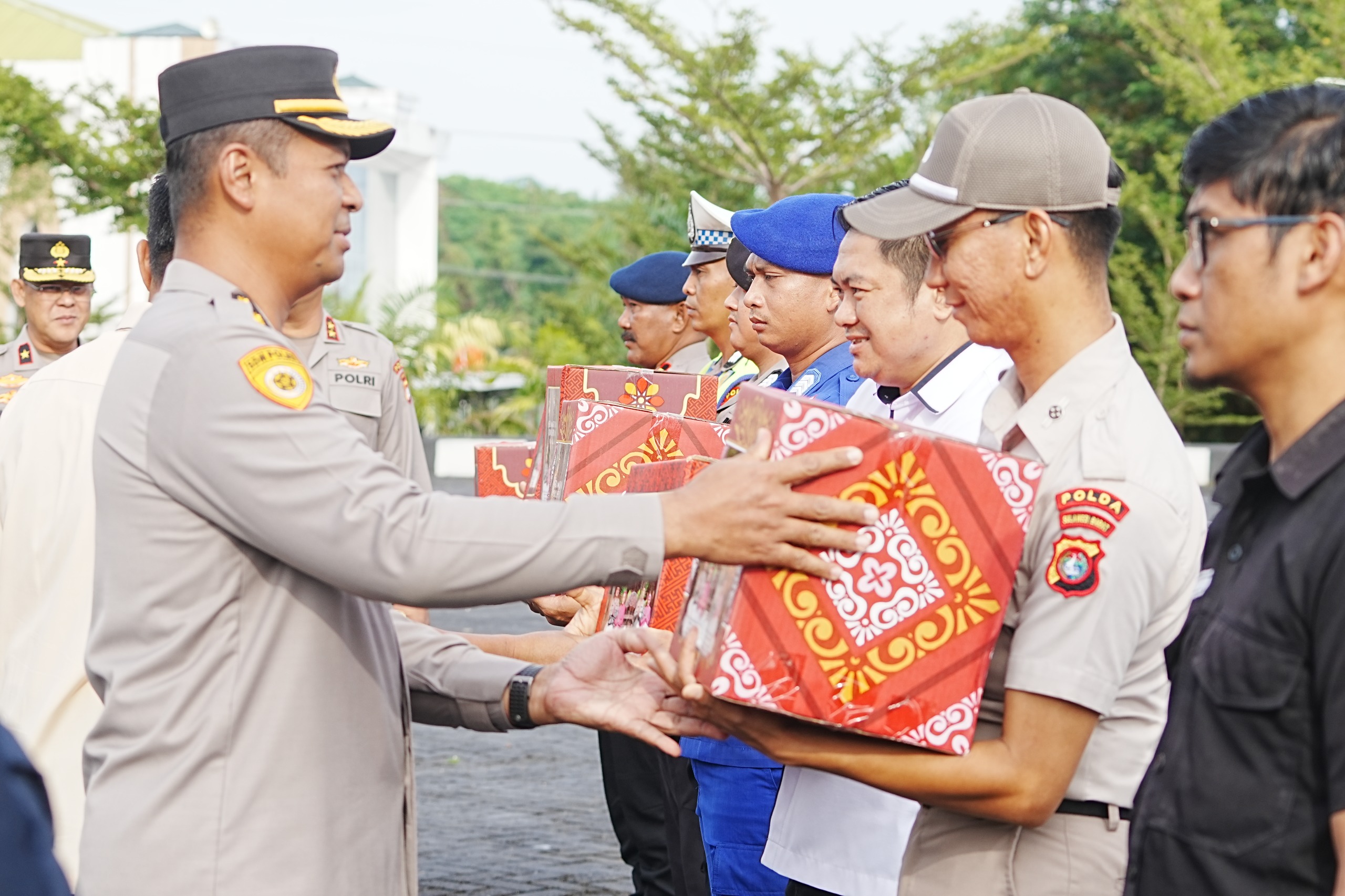 Apresiasi dan Sentuhan Kebahagiaan Bulan Ramadan, Kapolda Sulbar Bagikan Bingkisan Lebaran