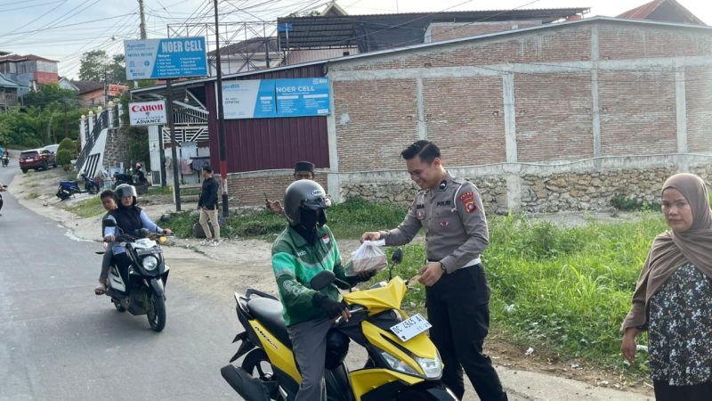 Ditlantas Polda Sulbar Bersama Jasaraharja Berbagi Takjil dan Titip Pesan Keselamatan