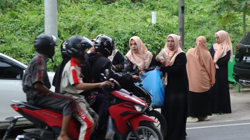Semarak Ramadan, DWP Provinsi Sulbar Bagikan 1.000 Takjil untuk Masyarakat Mamuju