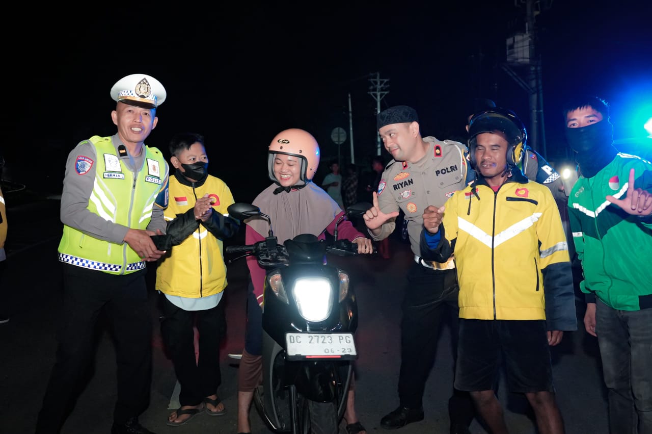 Bareng Driver Ojol, Ditlantas Polda Sulbar Gelar Aksi Sahur On The Road