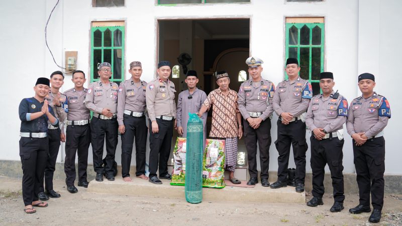 PJR Ditlantas Polda Sulbar Gelar Bakti Sosial, Salurkan Karpet Masjid dan Parcel untuk Marbot