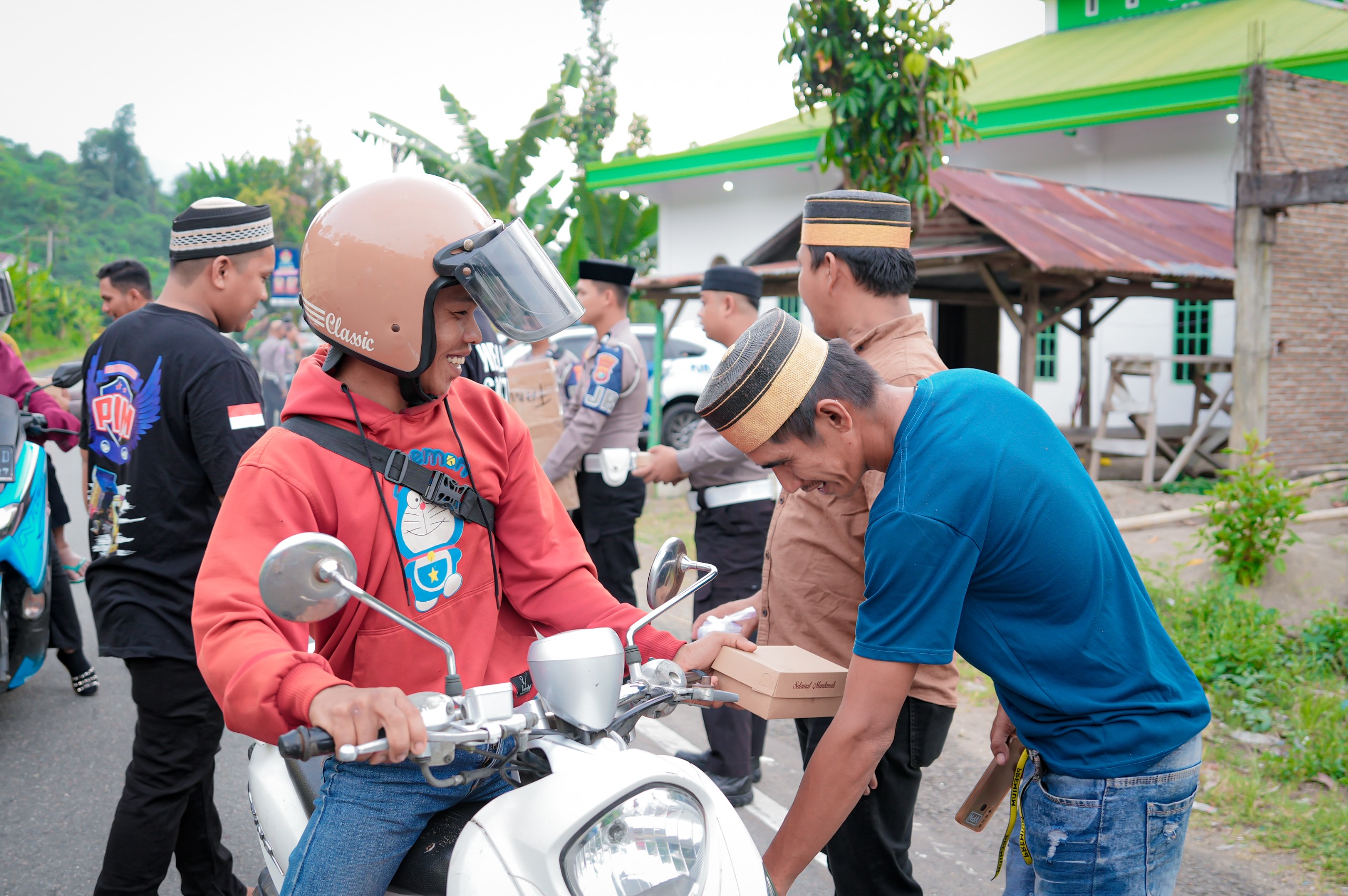 PJR Ditlantas Polda Sulbar Gandeng Komunitas PDM Berbagi Takjil
