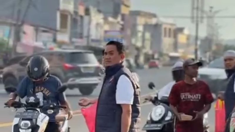 Berkah Ramadan, Ditkrimsus Polda Sulawesi Barat Bagikan Takjil dan Parcel Sembako