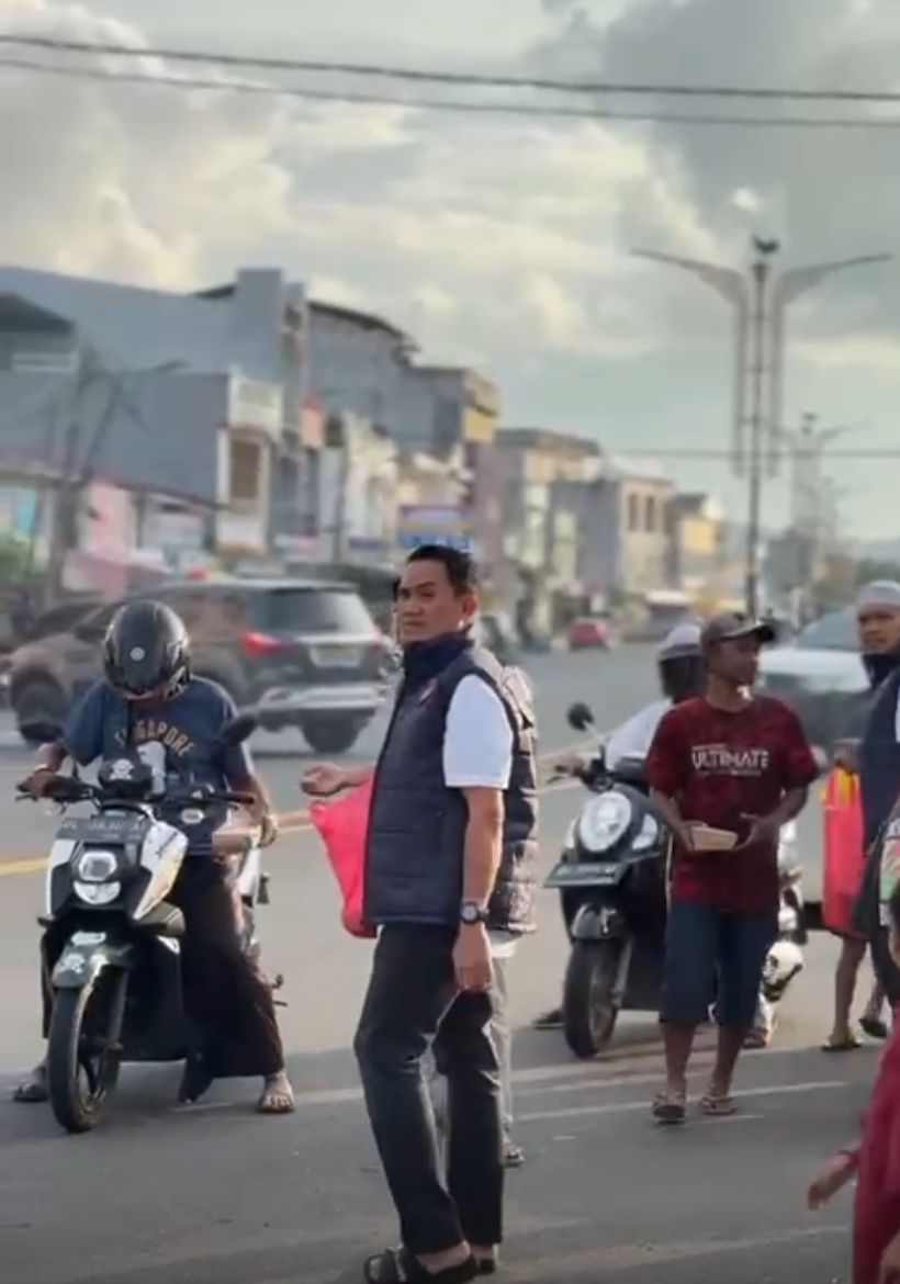 Berkah Ramadan, Ditkrimsus Polda Sulawesi Barat Bagikan Takjil dan Parcel Sembako