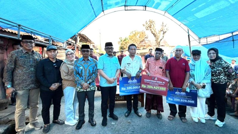 Darmawati Dampingi Gubernur Sulbar Serahkan Bantuan untuk Korban Kebakaran