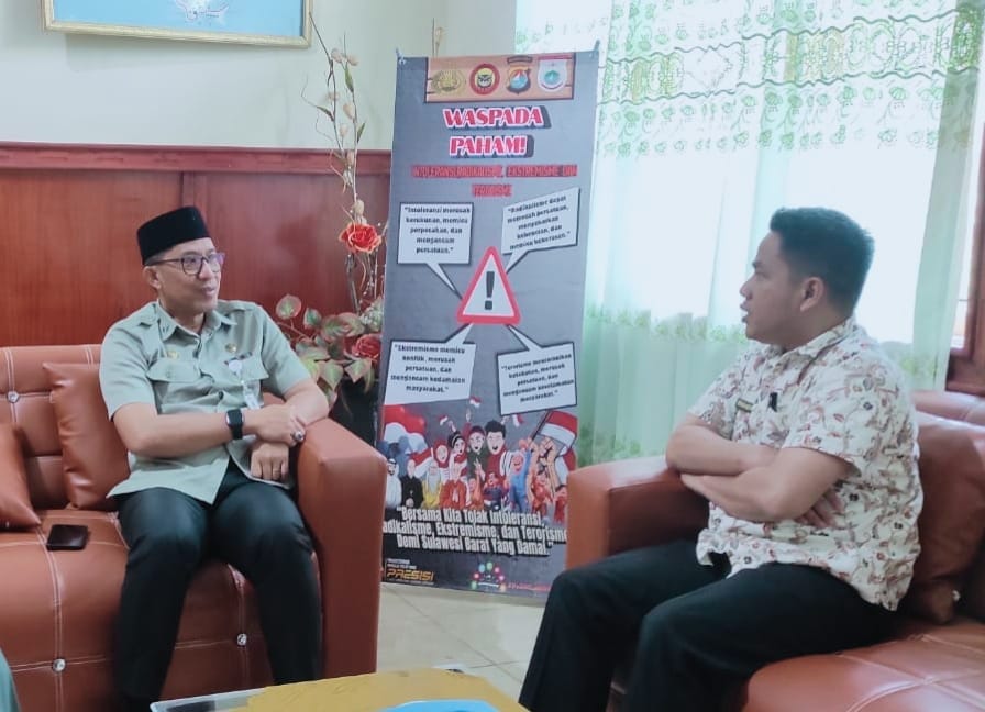 Kesbangpol Sulbar Gandeng Densus 88, Pasang Banner Anti Radikalisme di Majene