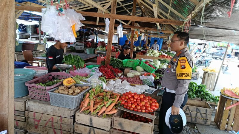 Dirlantas Blusukan ke Pasar Tradisional Mamuju, Pantau Stabiltas Harga