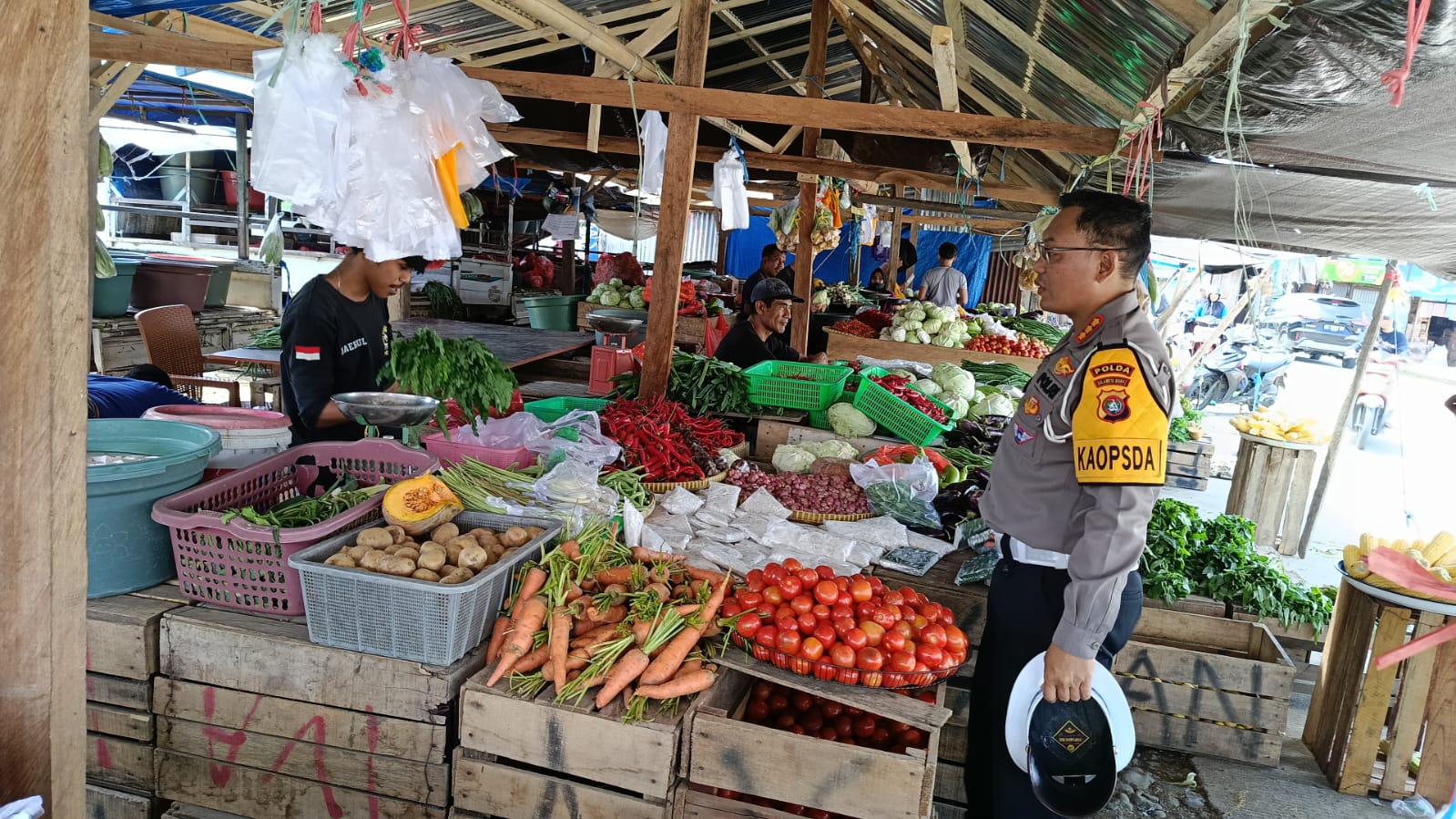 Dirlantas Blusukan ke Pasar Tradisional Mamuju, Pantau Stabiltas Harga