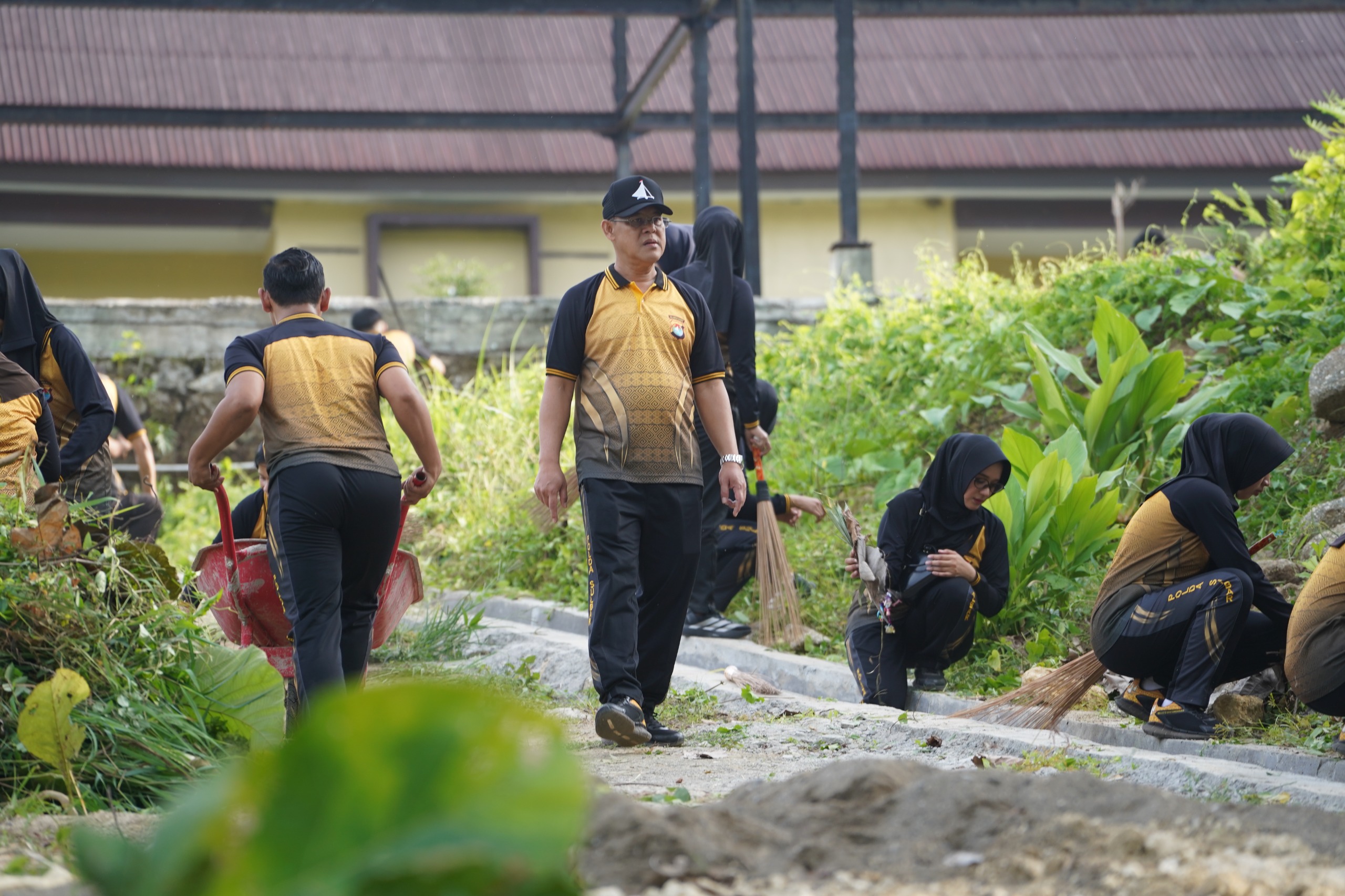 Polda Sulbar Gelar Kerja Bakti dan Tanam Pohon
