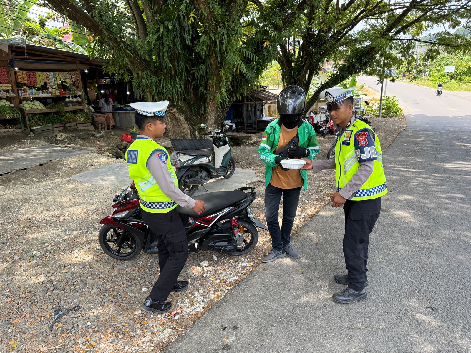 Jumat Berkah, Ditlantas Polda Sulbar Bagikan Makanan Gratis Sasar Ojol