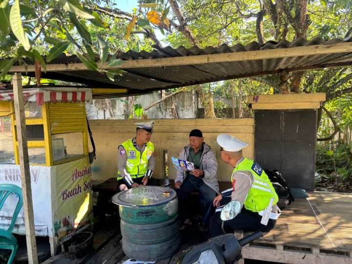 Ditlantas Polda Sulbar Bagikan Leaflet dan Edukasi Pengguna Jalan