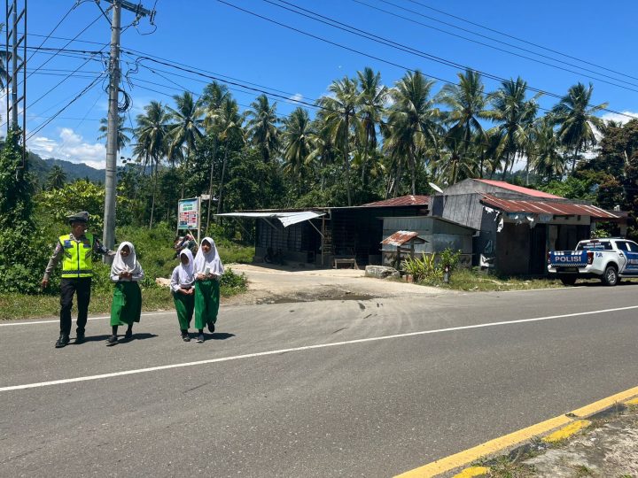 Fokus Pengamanan Jam Pulang Sekolah, Ditlantas Polda Sulbar Padukan Pelayanan dan Edukasi
