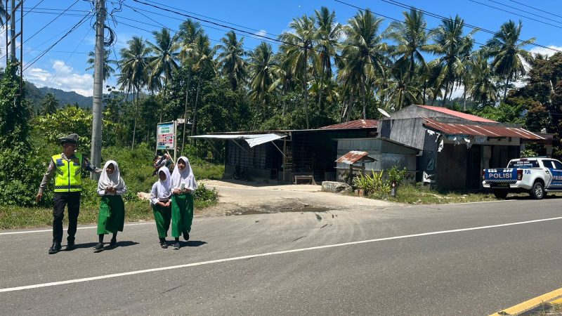 Fokus Pengamanan Jam Pulang Sekolah, Ditlantas Polda Sulbar Padukan Pelayanan dan Edukasi
