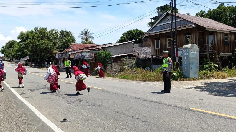 Di SD Inpres Auni Polantas Polda Sulbar Lakukan Pengaturan dan Edukasi Lalu Lintas