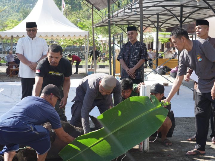 Wujud Kepedulian Sesama, Polda Sulawesi Barat Bagikan Ratusan Paket Daging Qurban