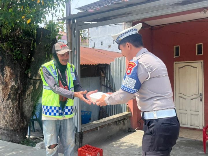 Ditlantas Polda Sulbar Kembali Hadir di Tengah Masyarakat Berbagi Makanan Gratis
