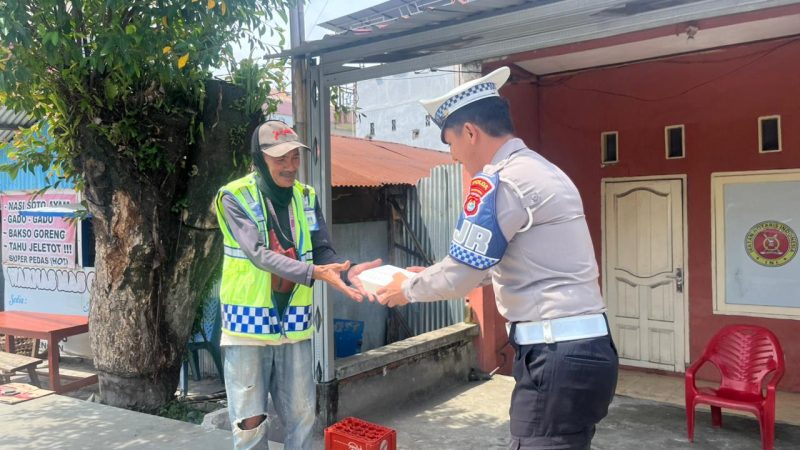 Ditlantas Polda Sulbar Kembali Hadir di Tengah Masyarakat Berbagi Makanan Gratis