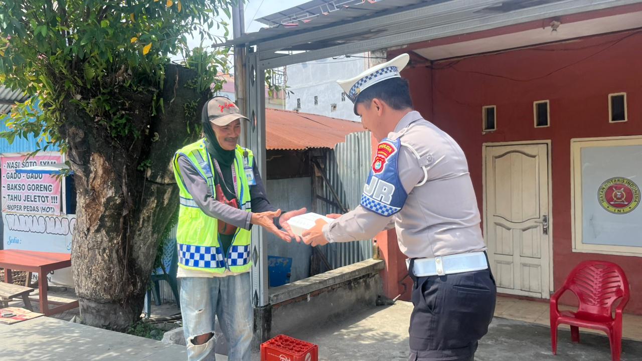 Ditlantas Polda Sulbar Kembali Hadir di Tengah Masyarakat Berbagi Makanan Gratis