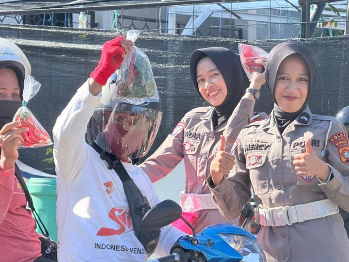 Ditlantas Polda Sulbar Apresiasi Pengendara Taat Aturan dengan Panen Sayuran Segar