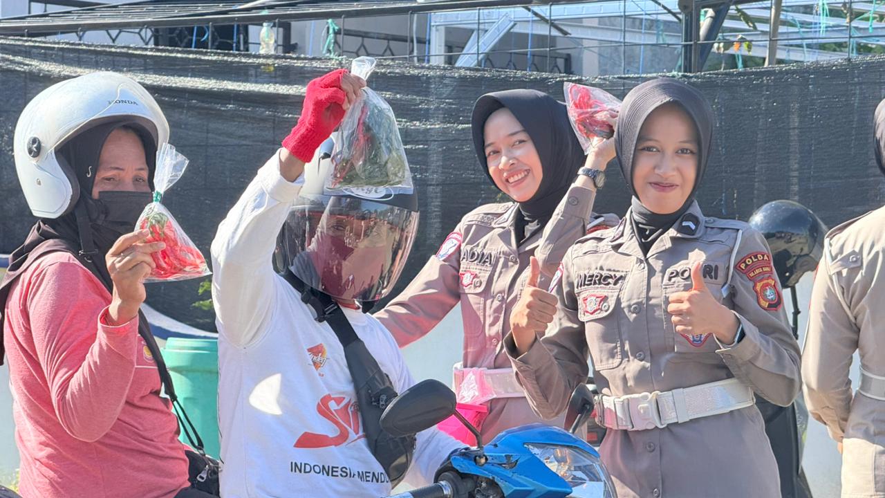 Ditlantas Polda Sulbar Apresiasi Pengendara Taat Aturan dengan Panen Sayuran Segar