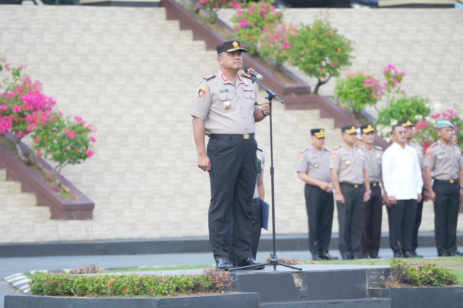 Pimpin Apel Pagi, Kapolda Sulbar Tekankan Profesionalisme dan Keteladanan Personel