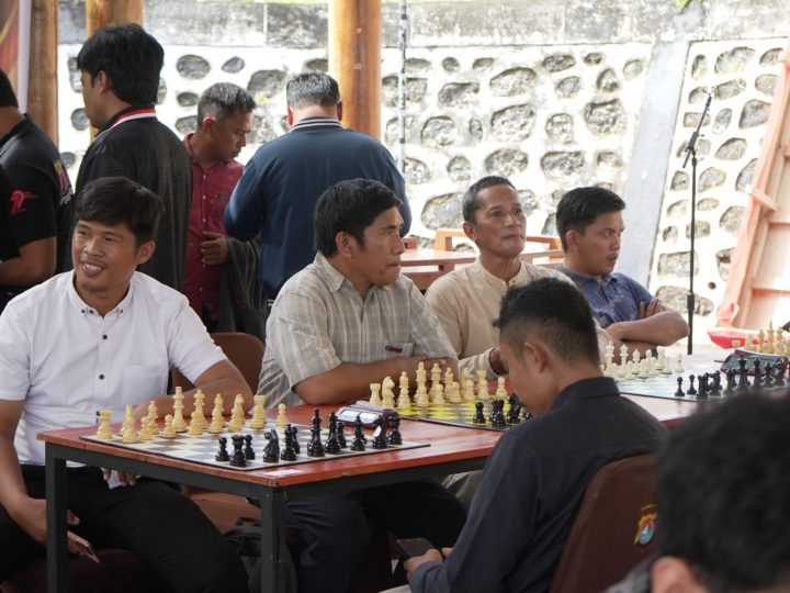 Turnamen Catur Meriahkan HUT Bhayangkara ke-80 dan HUT Polda Sulbar ke-10
