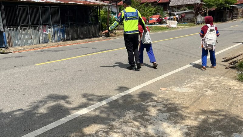 Petugas Ditlantas Polda Sulbar Turun Langsung Amankan Arus Lalu Lintas di Sekitar Sekolah