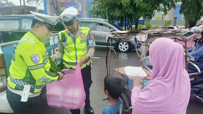 Ditlantas Polda Sulbar Tebar Kepedulian Lewat Aksi Berbagi Makanan Gratis